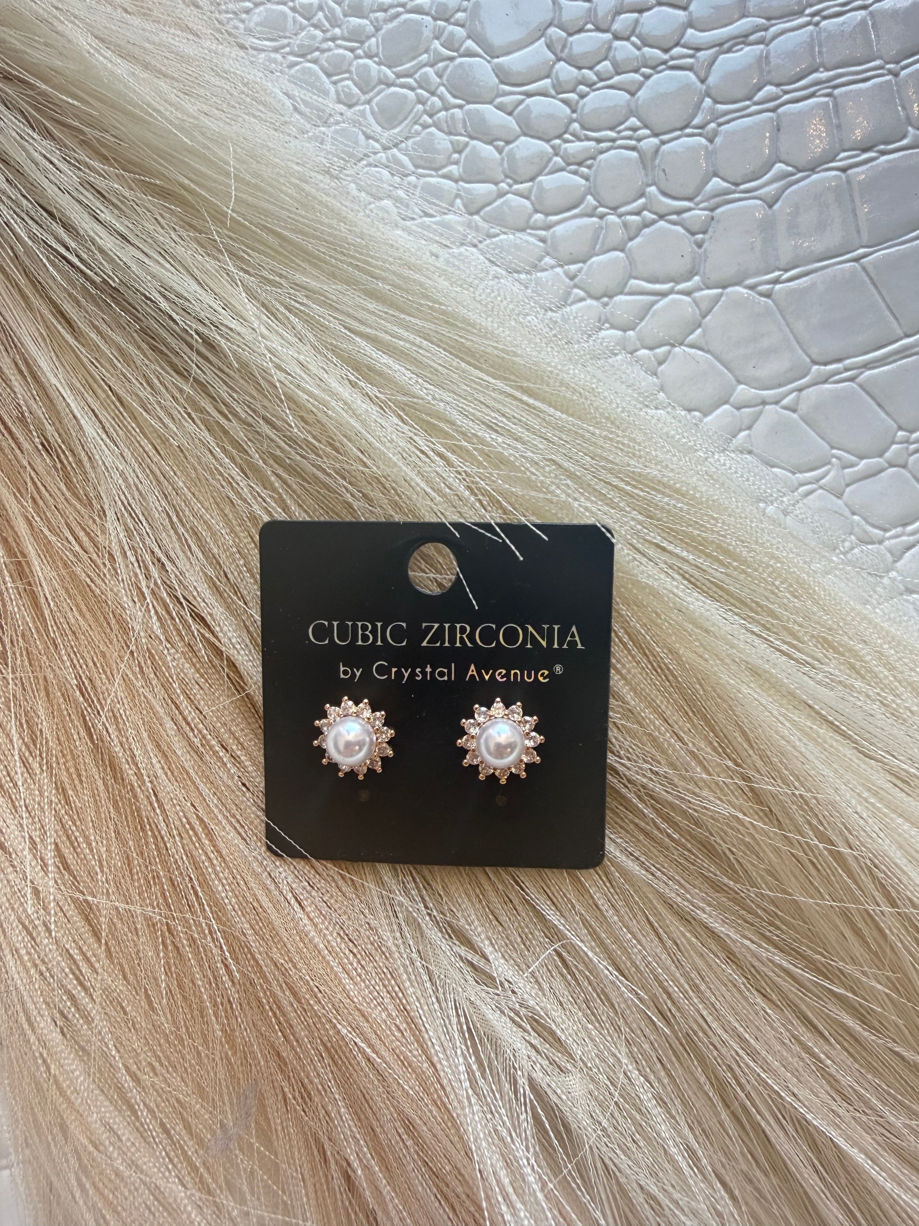 Pearl Flower Post earring - Infinity Raine