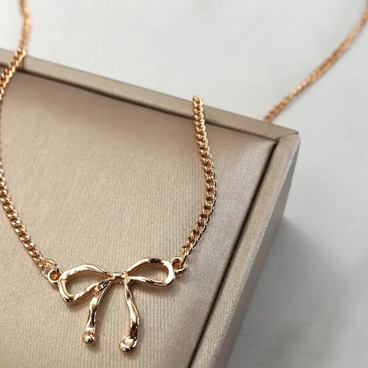 Classic Hammered Bow Necklace In Gold - Infinity Raine