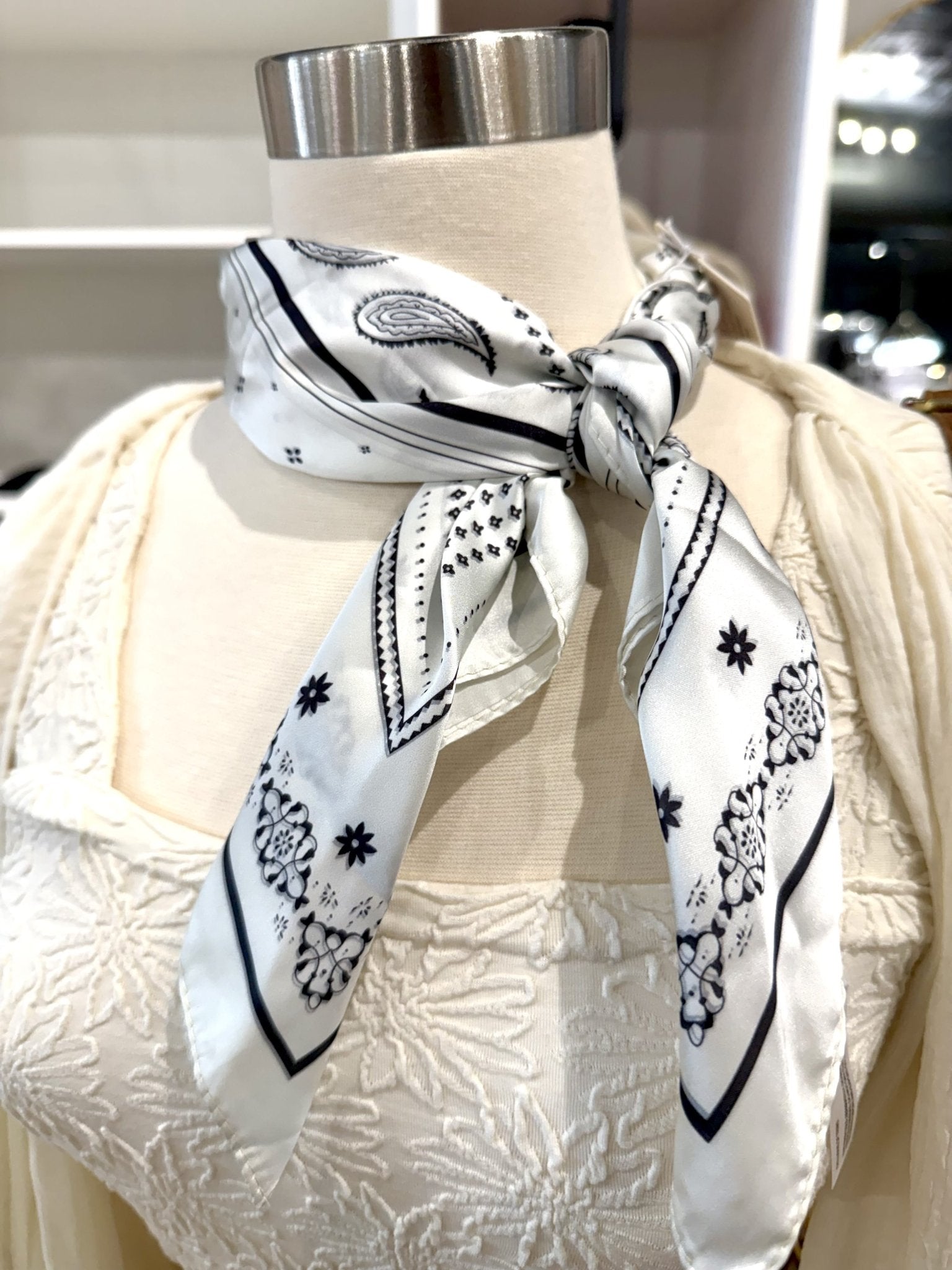 Chic Accent Scarf - Classic Contrast Bandana Pattern - Infinity Raine