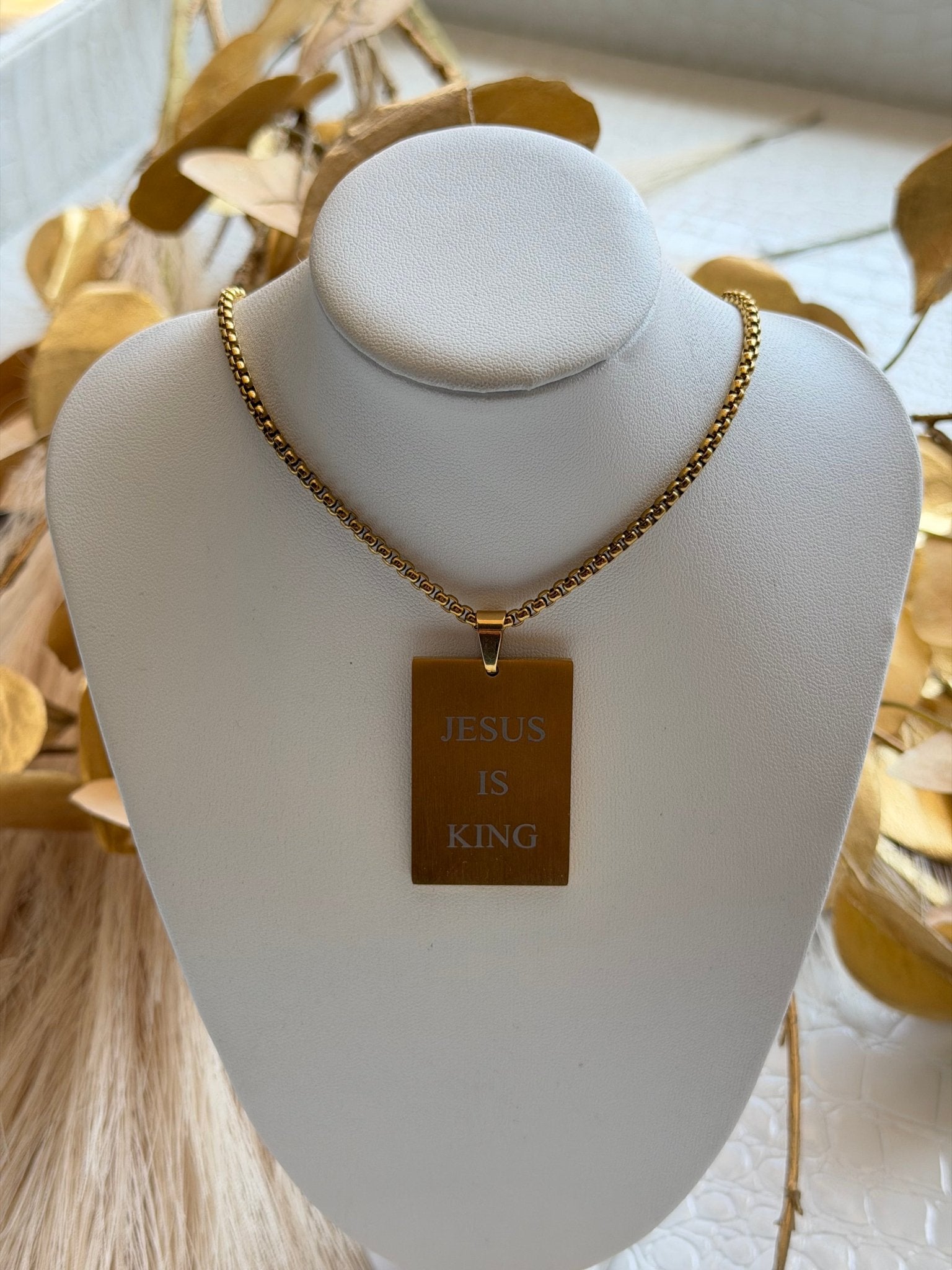 King Card Pendant Necklace In Gold - Infinity Raine