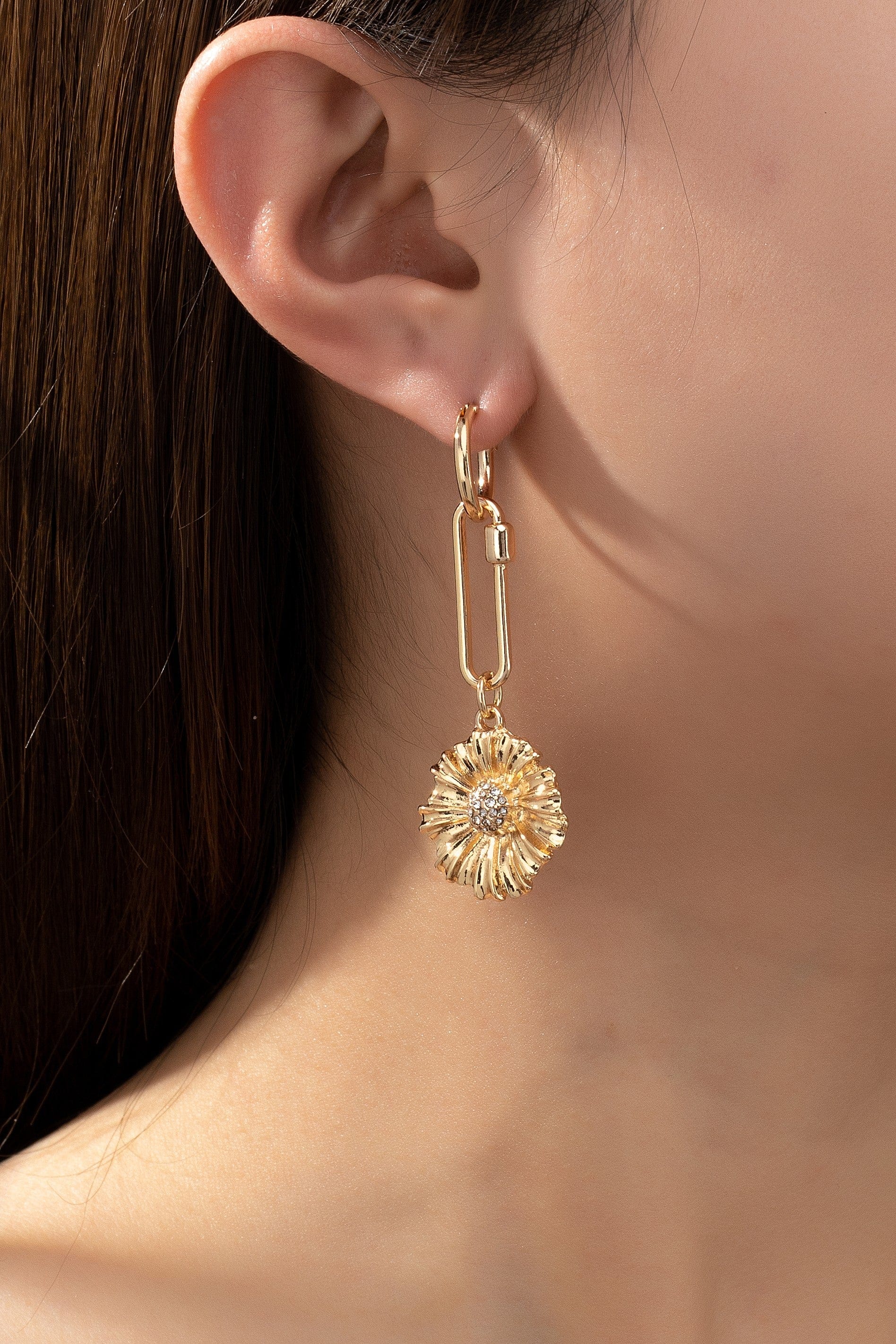 LA3accessories Jewelry - Earrings Oval Link Flower Drop Huggie Earrings In Gold 24575478