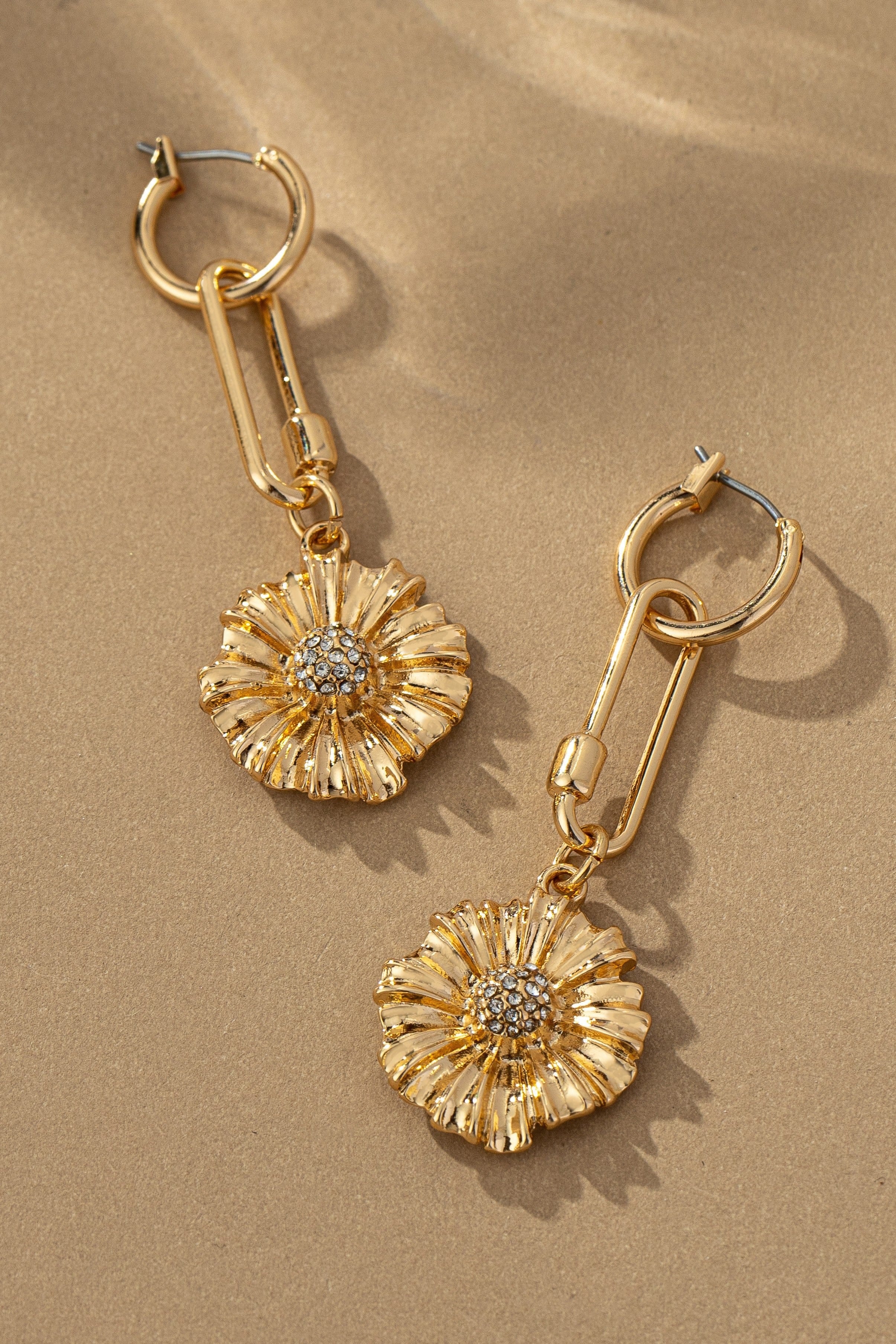 LA3accessories Jewelry - Earrings Oval Link Flower Drop Huggie Earrings In Gold 24575478